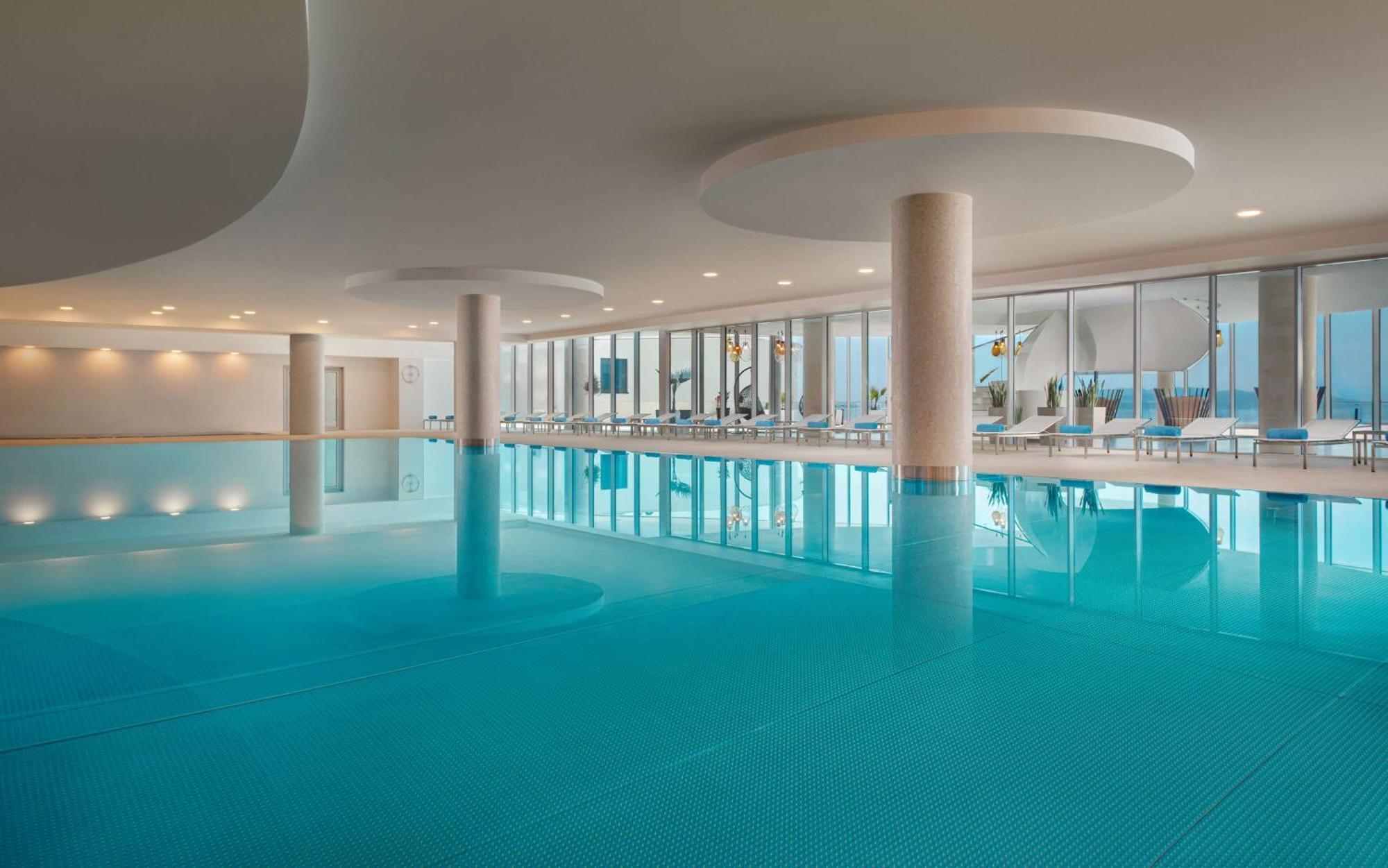 Hilton Rijeka Costabella Beach Resort And Spa Exterior foto The swimming pool at the hotel