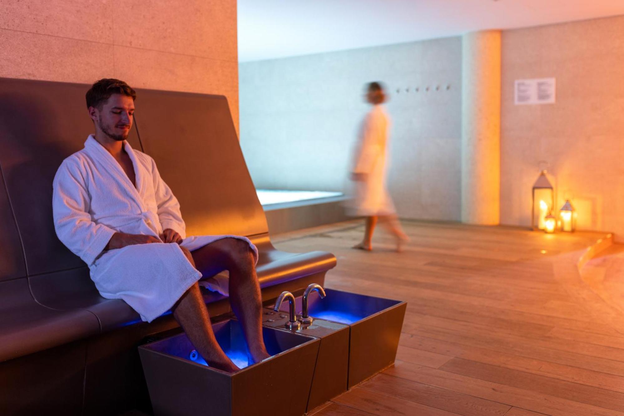 Hilton Rijeka Costabella Beach Resort And Spa Exterior foto A foot bath