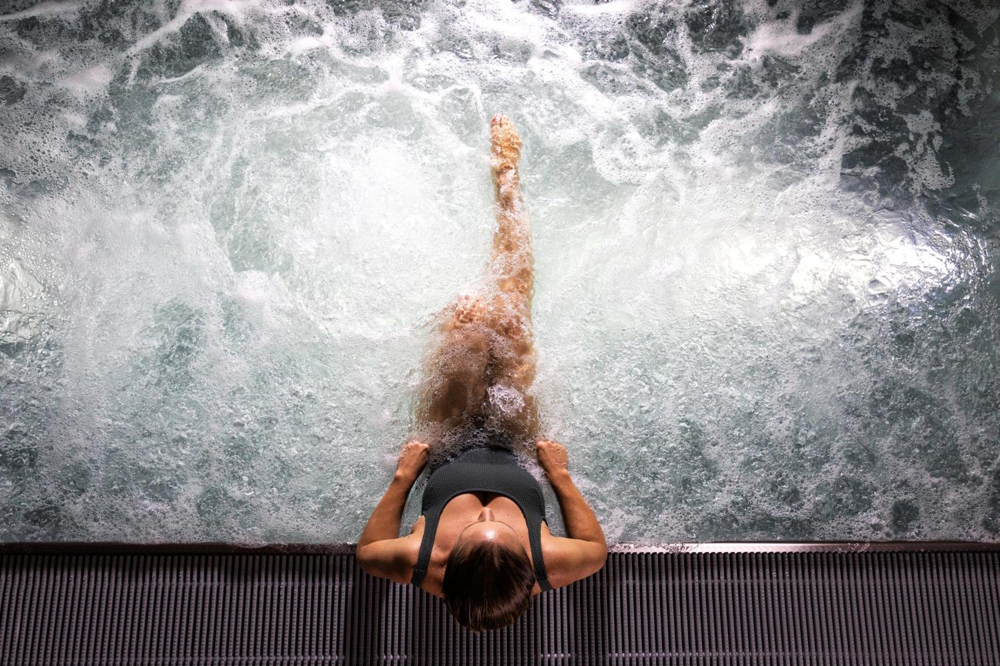 Hilton Rijeka Costabella Beach Resort And Spa Exterior foto A woman in a whirlpool
