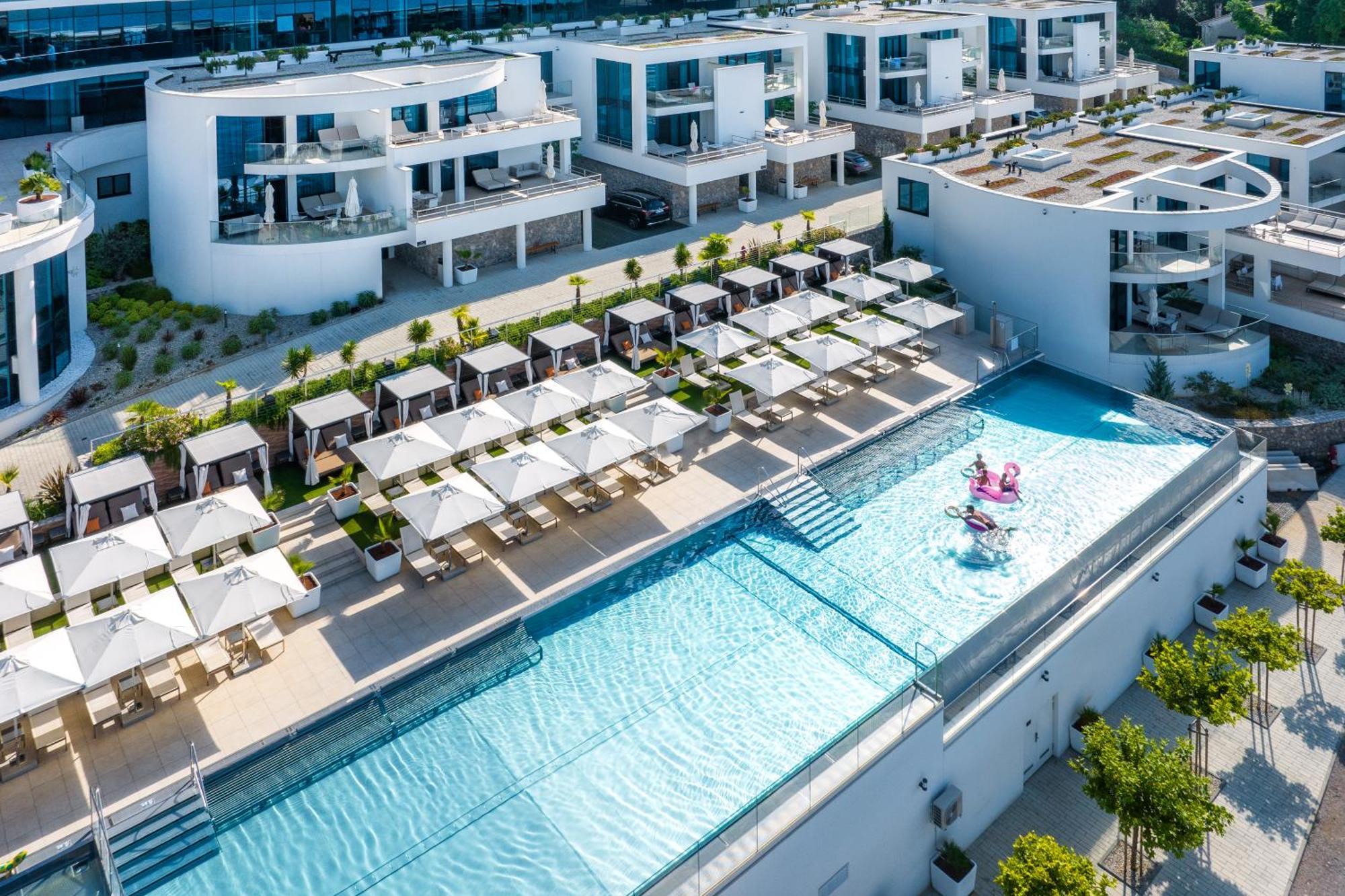 Hilton Rijeka Costabella Beach Resort And Spa Exterior foto The hotel's rooftop pool
