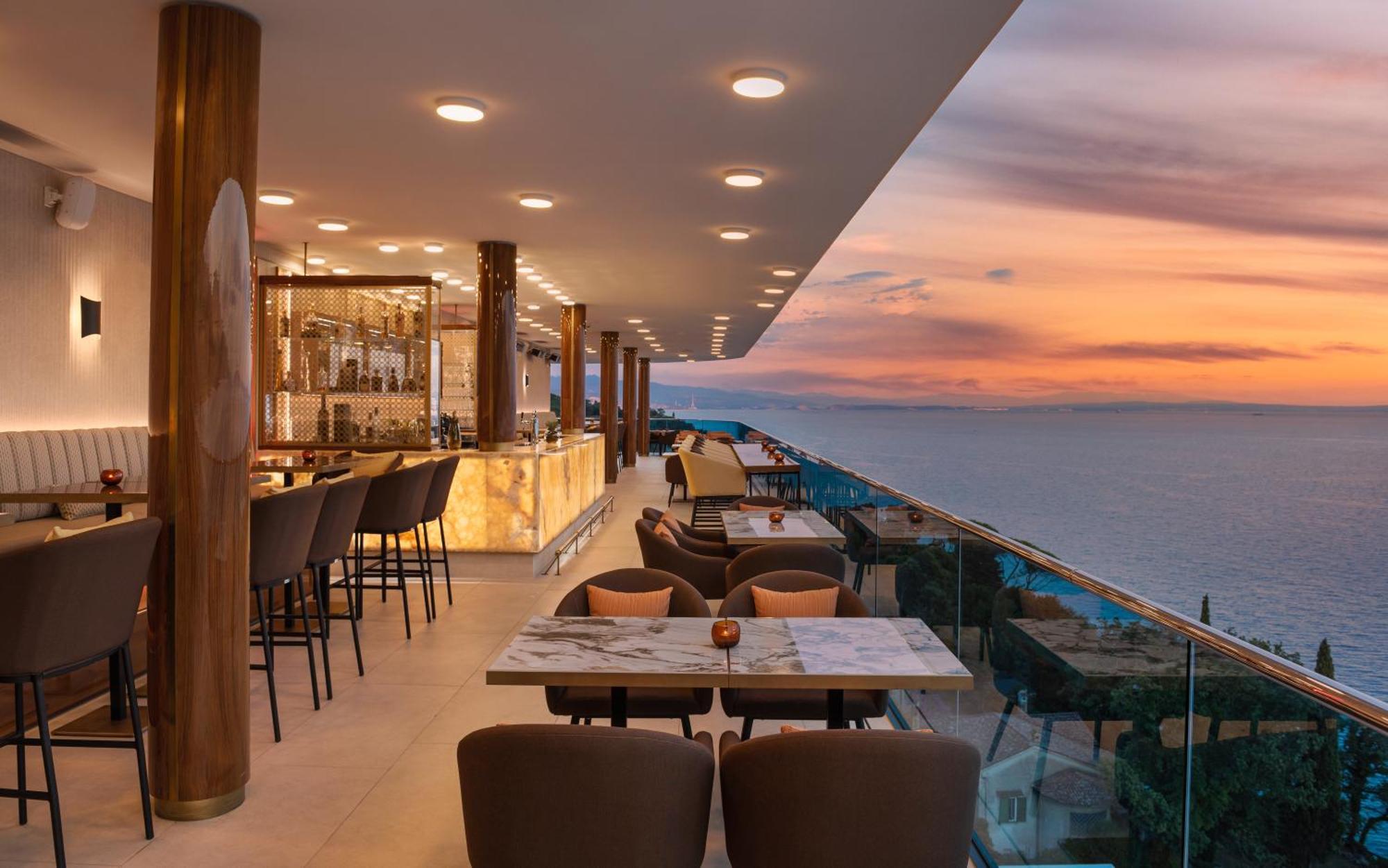 Hilton Rijeka Costabella Beach Resort And Spa Exterior foto The Sky Bar