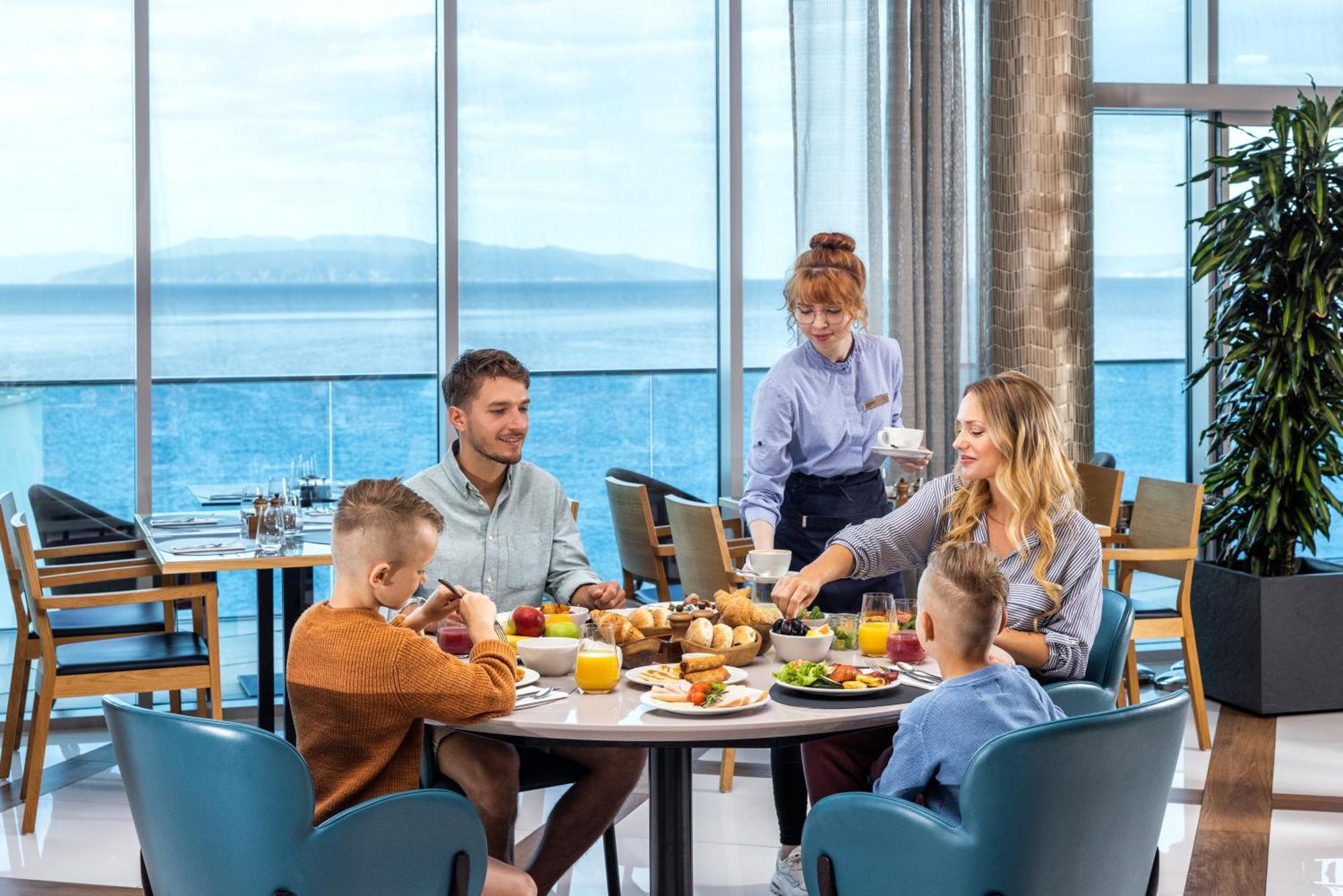 Hilton Rijeka Costabella Beach Resort And Spa Exterior foto Family dining at the airport