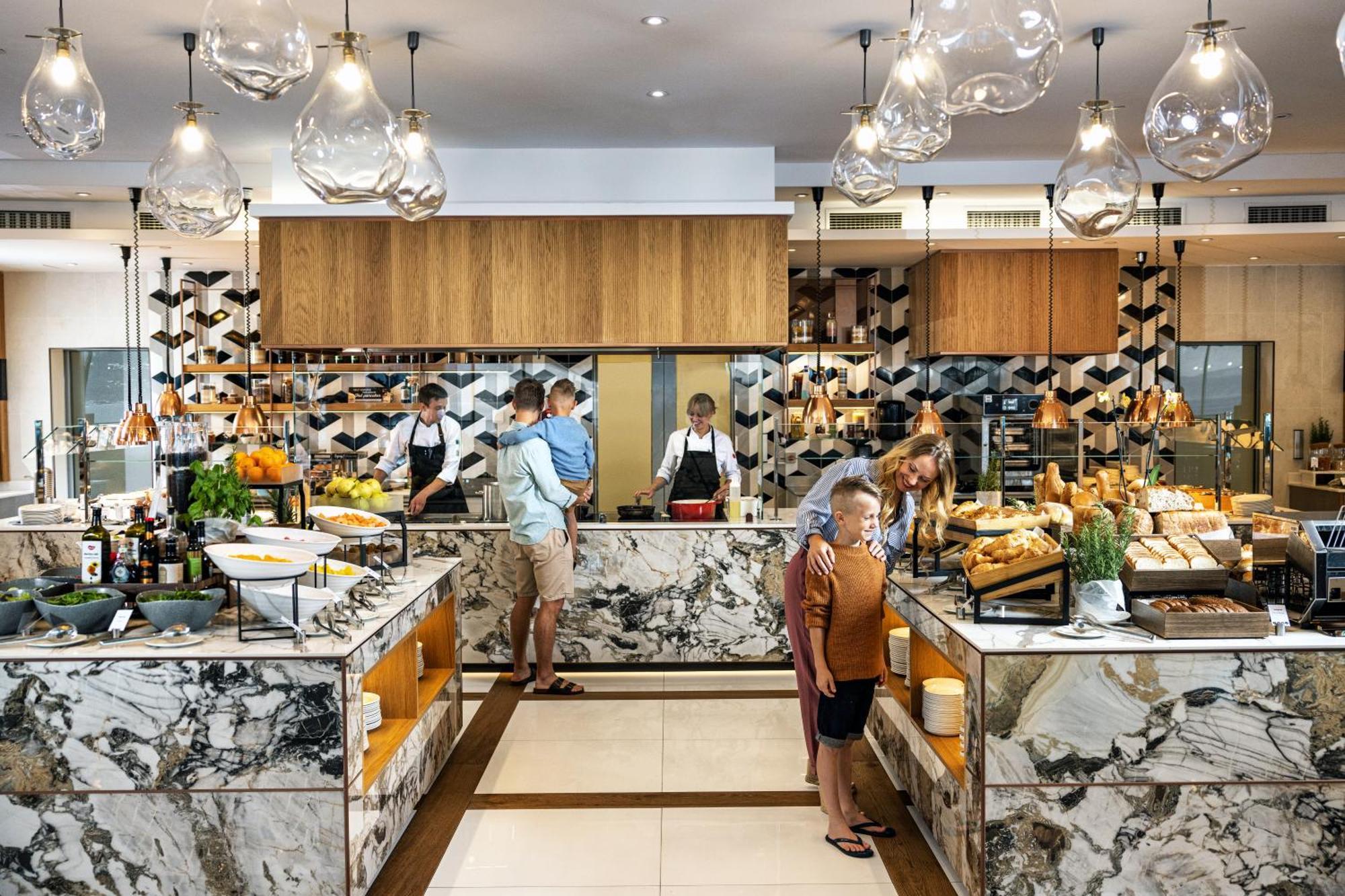 Hilton Rijeka Costabella Beach Resort And Spa Exterior foto The buffet at the lounge