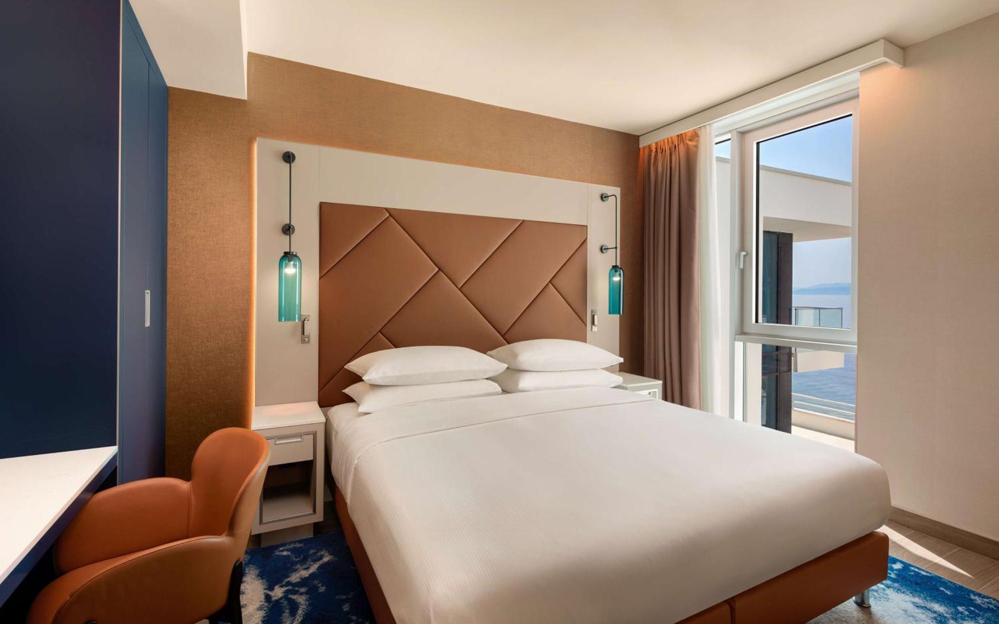 Hilton Rijeka Costabella Beach Resort And Spa Exterior foto A bedroom at the hotel